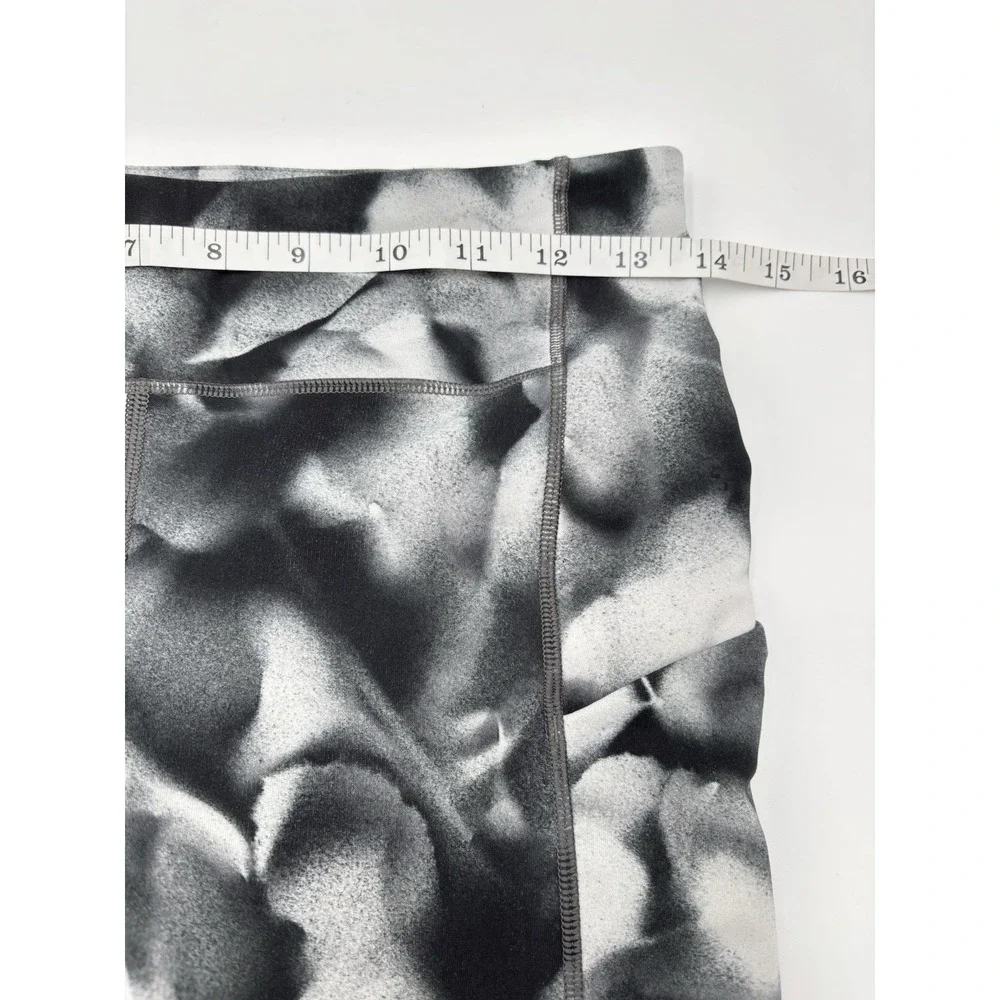 Lululemon Women 6 Crop Leggings 19
